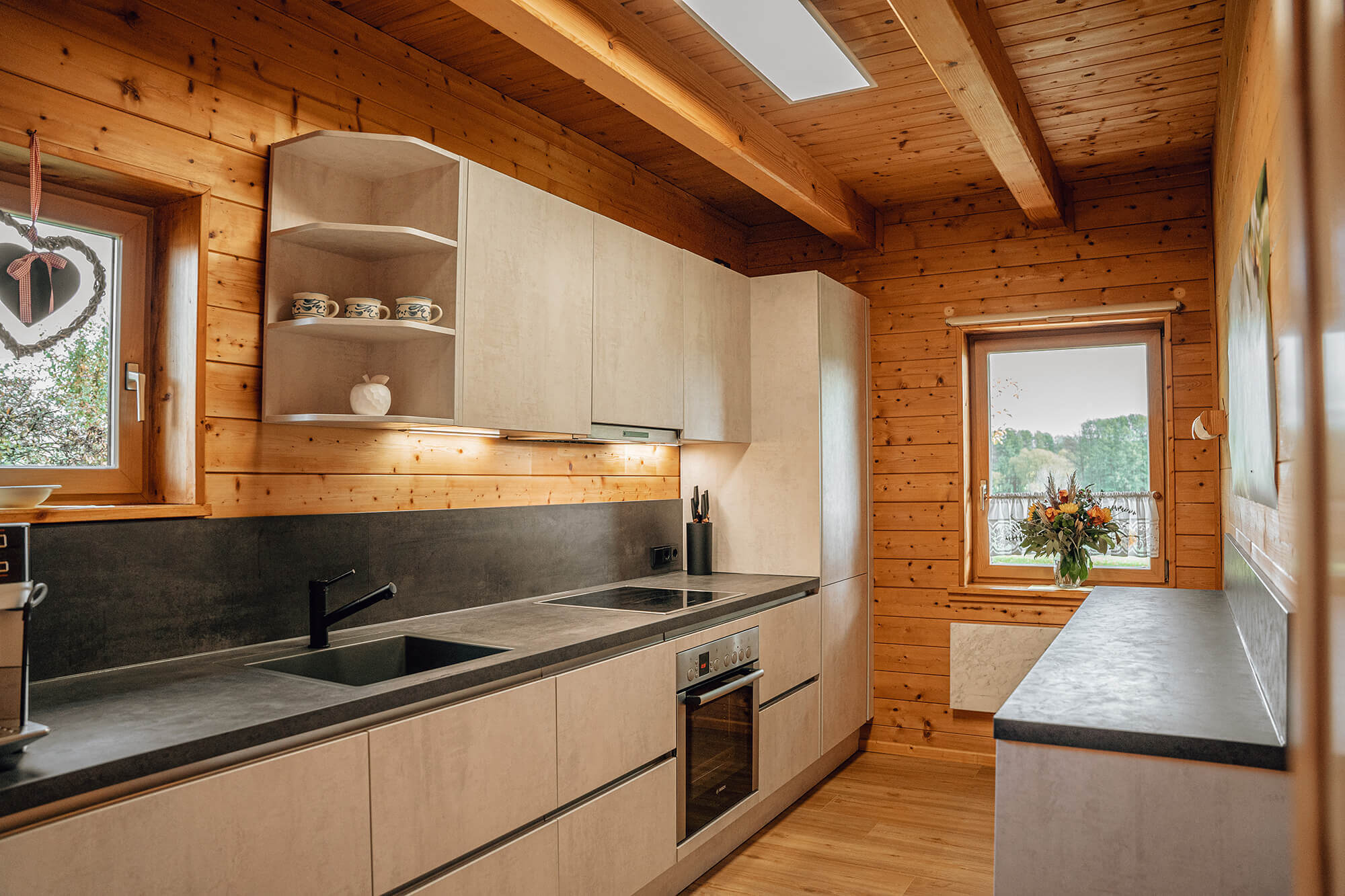 Küchenzeile mit E-Herd und Geschirrspüler im Holzferienhaus Ahorntal